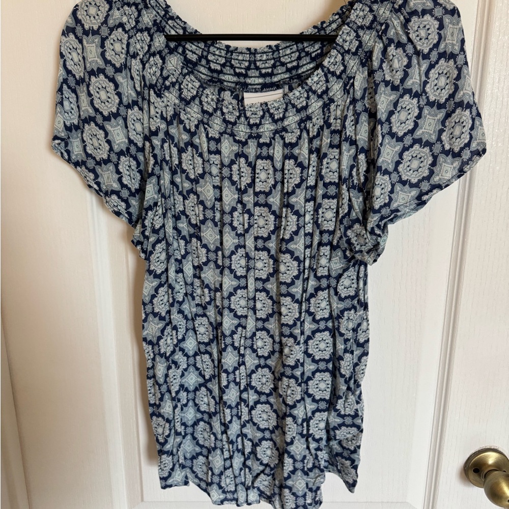 Liz Claiborne Blue and White Flutter Sleeve Blouse